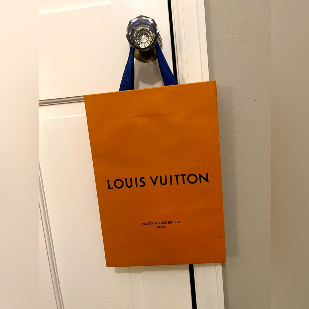 Louis Vuitton Gift Bag! Measurements are in the pictures. Stunning! Like new!